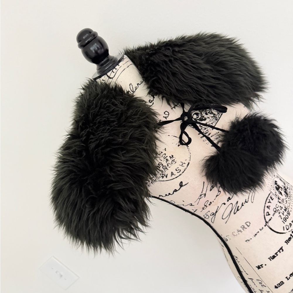 UGG Sheepskin Fur Shoulder Wrap Fluffy Pom Poms Ties Black One size MobWife core - Picture 9 of 10